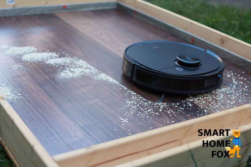 Ecovacs Deebot T9 AIVI reinigt im Test Haferflocken auf dem Laminatboden